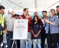autoridades comemorando a entrega pavimentação da PR-239