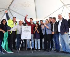 autoridades comemorando a entrega pavimentação da PR-239