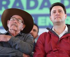 autoridades comemorando a entrega pavimentação da PR-239
