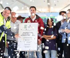 autoridades comemorando a entrega pavimentação da PR-239