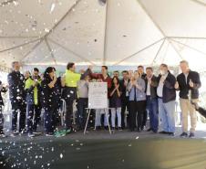 autoridades comemorando a entrega pavimentação da PR-239