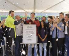 autoridades comemorando a entrega pavimentação da PR-239