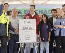 autoridades comemorando a entrega pavimentação da PR-239