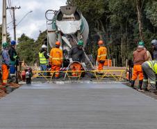 PESSOAS TRABALHANDO EM OBRAS DE RODOVIAS DE CONCRETO