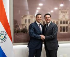Ratinho Junior e presidente do Paraguai posando para a foto