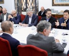 pessoas reunidas em uma mesa em reunião