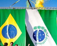PESSOAS COMEMORANDO
