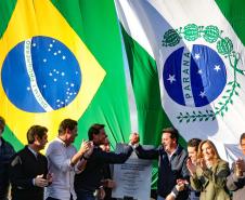 PESSOAS COMEMORANDO