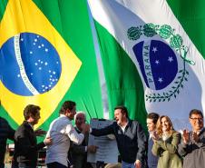 PESSOAS COMEMORANDO