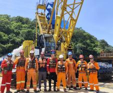 Trabalhadores na Ponte de Guaratuba