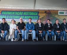 pessoas comemorando a pavimentação que liga distrito de Cianorte a Jussara