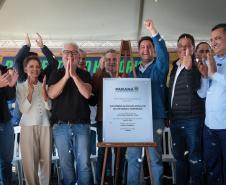pessoas comemorando a pavimentação que liga distrito de Cianorte a Jussara