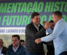 pessoas comemorando a pavimentação que liga distrito de Cianorte a Jussara