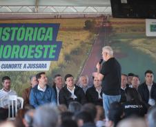 pessoas comemorando a pavimentação que liga distrito de Cianorte a Jussara