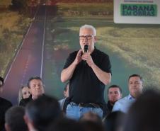 pessoas comemorando a pavimentação que liga distrito de Cianorte a Jussara
