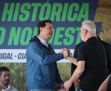 pessoas comemorando a pavimentação que liga distrito de Cianorte a Jussara