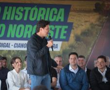 pessoas comemorando a pavimentação que liga distrito de Cianorte a Jussara
