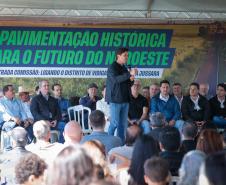 pessoas comemorando a pavimentação que liga distrito de Cianorte a Jussara