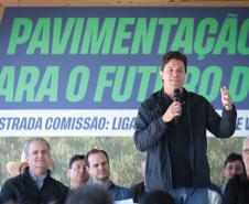 pessoas comemorando a pavimentação que liga distrito de Cianorte a Jussara