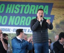 pessoas comemorando a pavimentação que liga distrito de Cianorte a Jussara