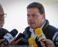 pessoas comemorando a pavimentação que liga distrito de Cianorte a Jussara