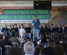 pessoas comemorando a pavimentação que liga distrito de Cianorte a Jussara