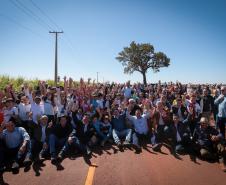 pessoas comemorando a pavimentação que liga distrito de Cianorte a Jussara