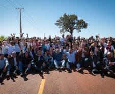 pessoas comemorando a pavimentação que liga distrito de Cianorte a Jussara