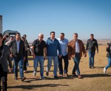 pessoas comemorando a pavimentação que liga distrito de Cianorte a Jussara