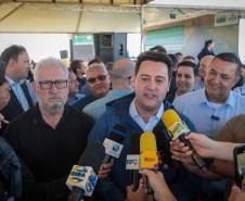 pessoas comemorando a pavimentação que liga distrito de Cianorte a Jussara