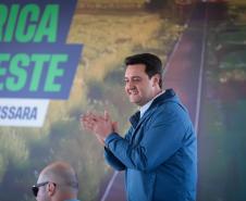 pessoas comemorando a pavimentação que liga distrito de Cianorte a Jussara