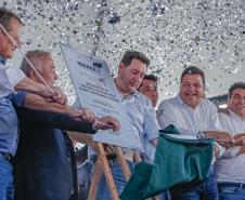 Pessoas comemorando entrega pavimentação em concreto da PR-180