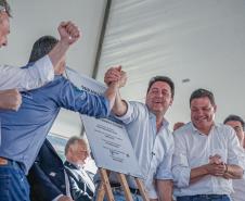 Pessoas comemorando entrega pavimentação em concreto da PR-180