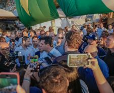 Pessoas comemorando entrega pavimentação em concreto da PR-180