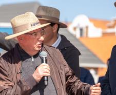 homem falando em cima do palco