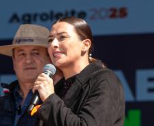 mulher falando em cima do palco