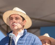 homem falando em cima do palco