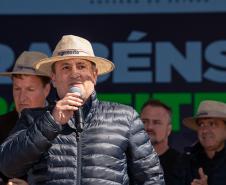 homem falando em cima do palco