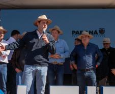 Governador, Ratinho Júnior, falando em cima do palco