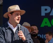 Governador, Ratinho Júnior, falando em cima do palco