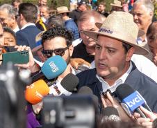 Governador, Ratinho Júnior, dando entrevista a repórteres