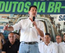 Governador, Ratinho Junior, falando em cima do palco