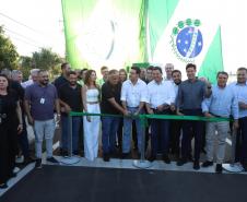 pessoas comemorando a inauguração do viaduto
