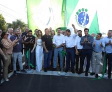 pessoas comemorando a inauguração do viaduto