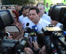 Governador, Ratinho Junior, dando entrevista a repórteres