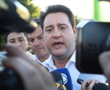 Homem sendo entrevistado por repórteres