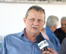 Pessoas comemorando entrega pavimentação em concreto da PR-180
