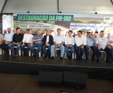 Pessoas comemorando entrega pavimentação em concreto da PR-180