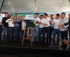 Pessoas comemorando entrega pavimentação em concreto da PR-180