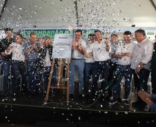 Pessoas comemorando entrega pavimentação em concreto da PR-180